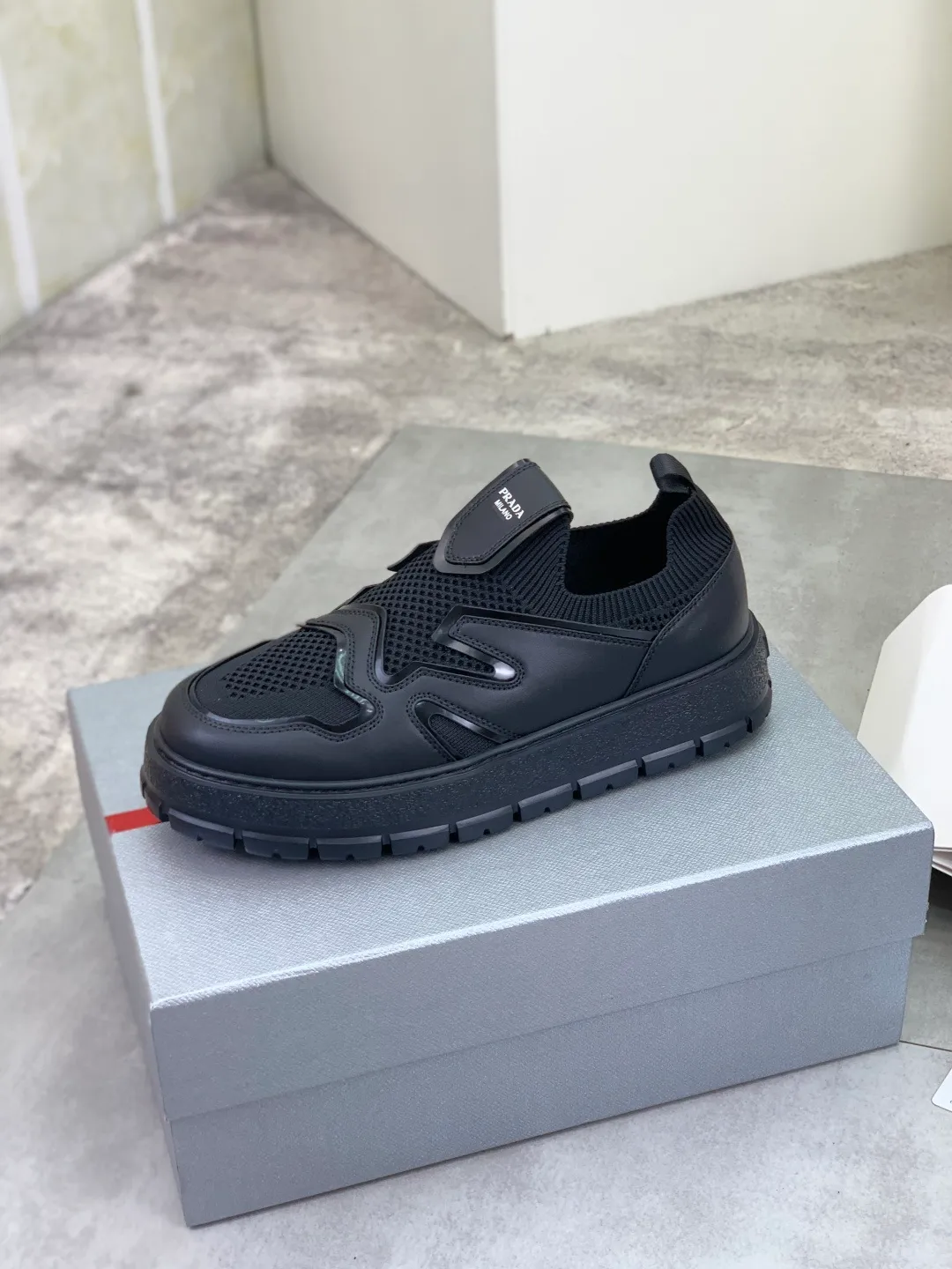 Men's shoes 💰P600💰 [New style] Flying weave series (summer must-have) is now available on the official website, 🆘 Trendy brand (Prada) mainly promotes popular models, avant-garde and versatile fashionable men's shoes, private version mold opening, cowhide surface splicing 1:1.. Fashionable and simple, original imported cowhide and cowhide leather feet; the atmosphere and personality are more fashionable, eye-catching and pursuing class. It will subvert the old idea and be a must-have for fashion trendsetters with you! Must keep it for yourself! High-end comfort and low-end, high-end quality workmanship. Size: 38-45 4️⃣colors available.